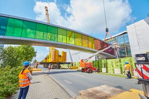 Durch die aufwendige Vormontage auf dem Brillux Werksgelände erfolgte der Einbau der Brücke an nur einem Tag.