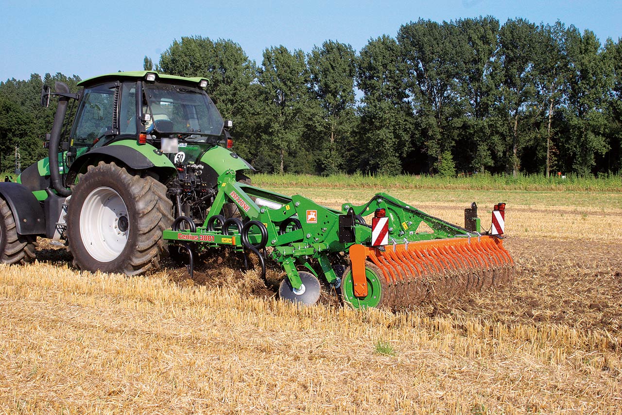 Mulch cultivator Amazone Cenius 3001 in use