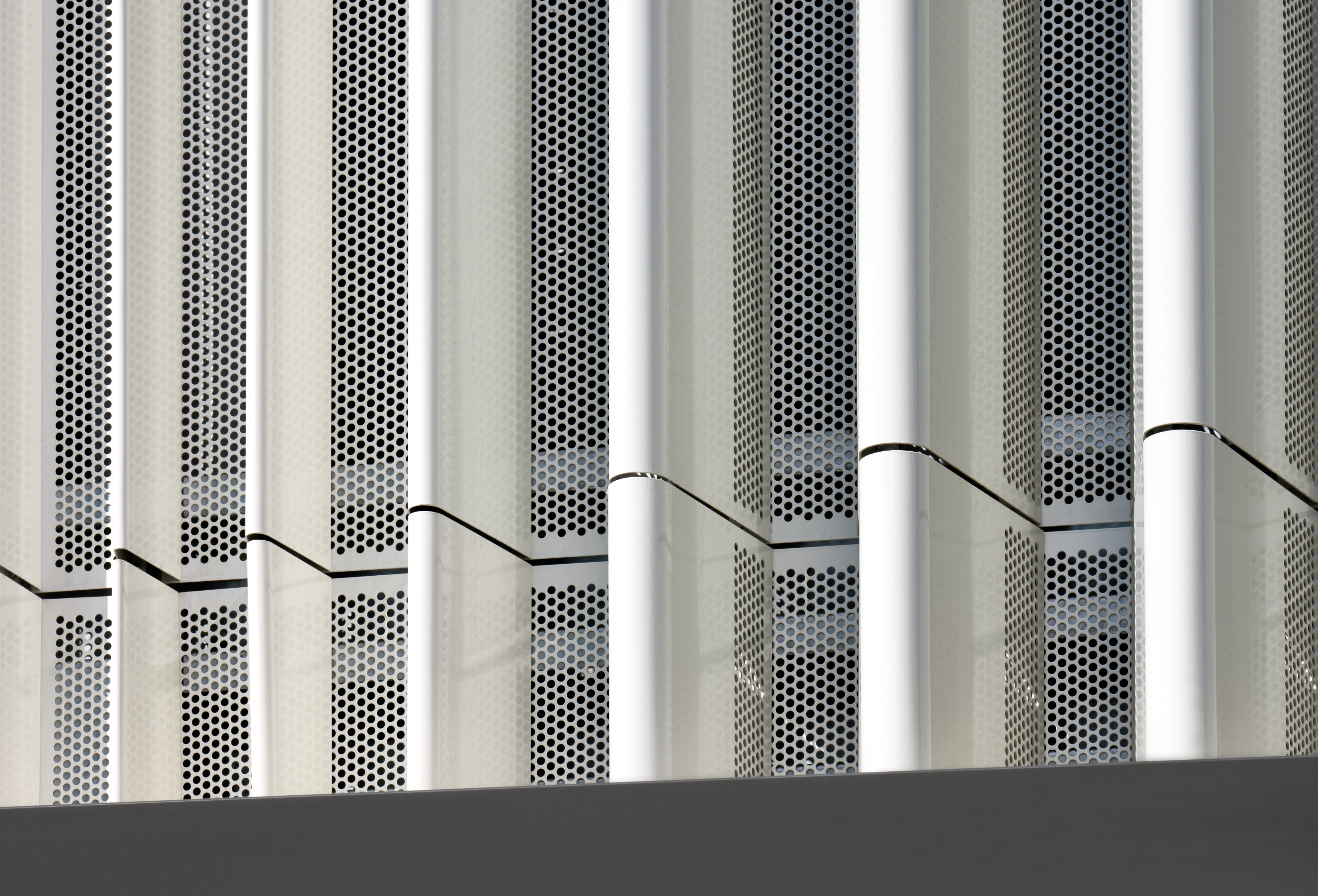 The delicate, iridescent color shades create a vibrant interplay of waves, folds, light and shadow.&nbsp;