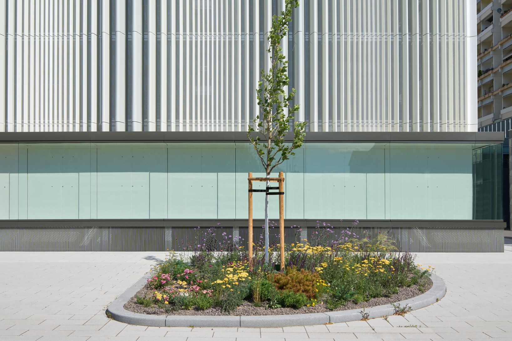 The glass facade, the “showcase of the city”, houses an art exhibition.