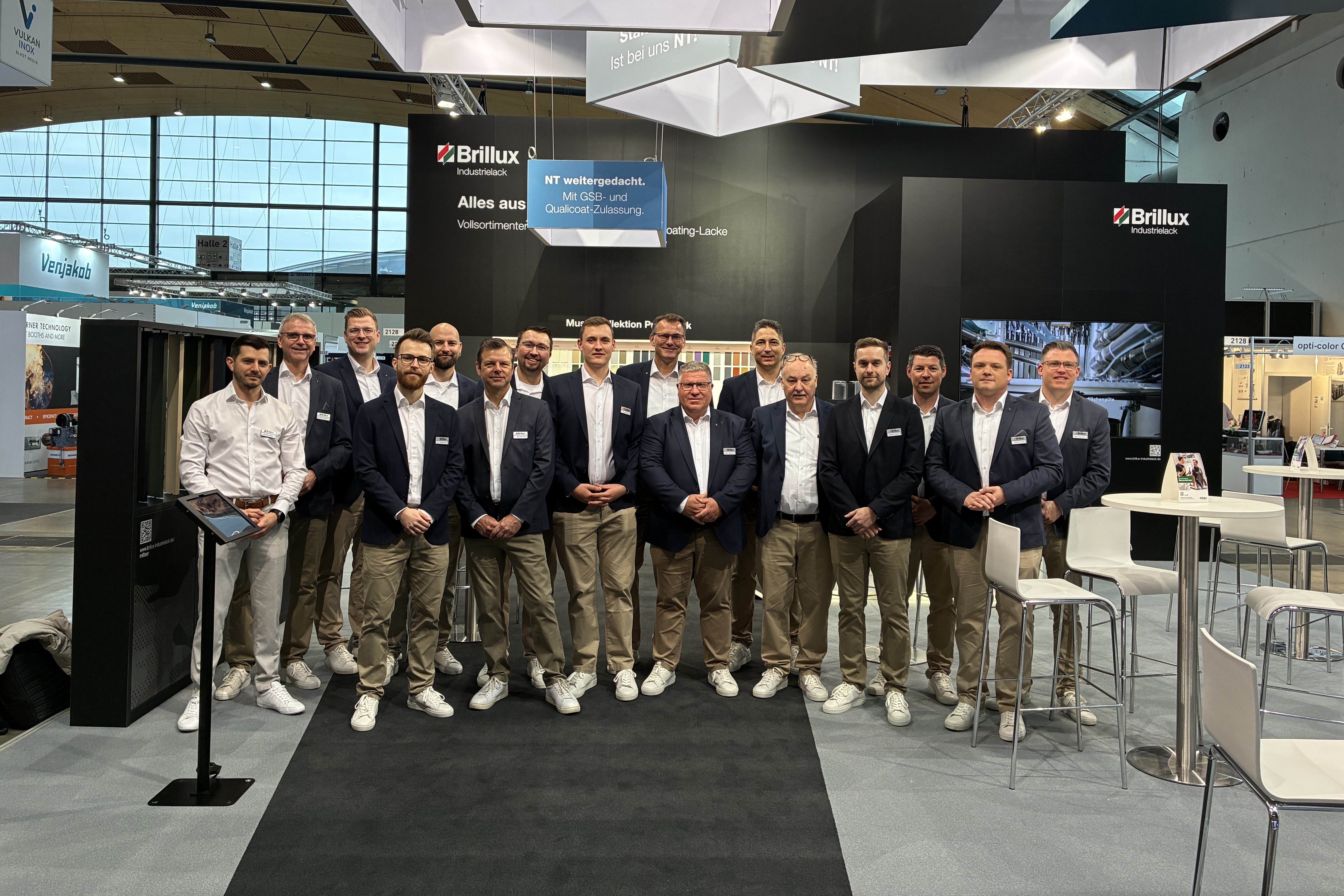 Gruppenfoto Messestand-Team