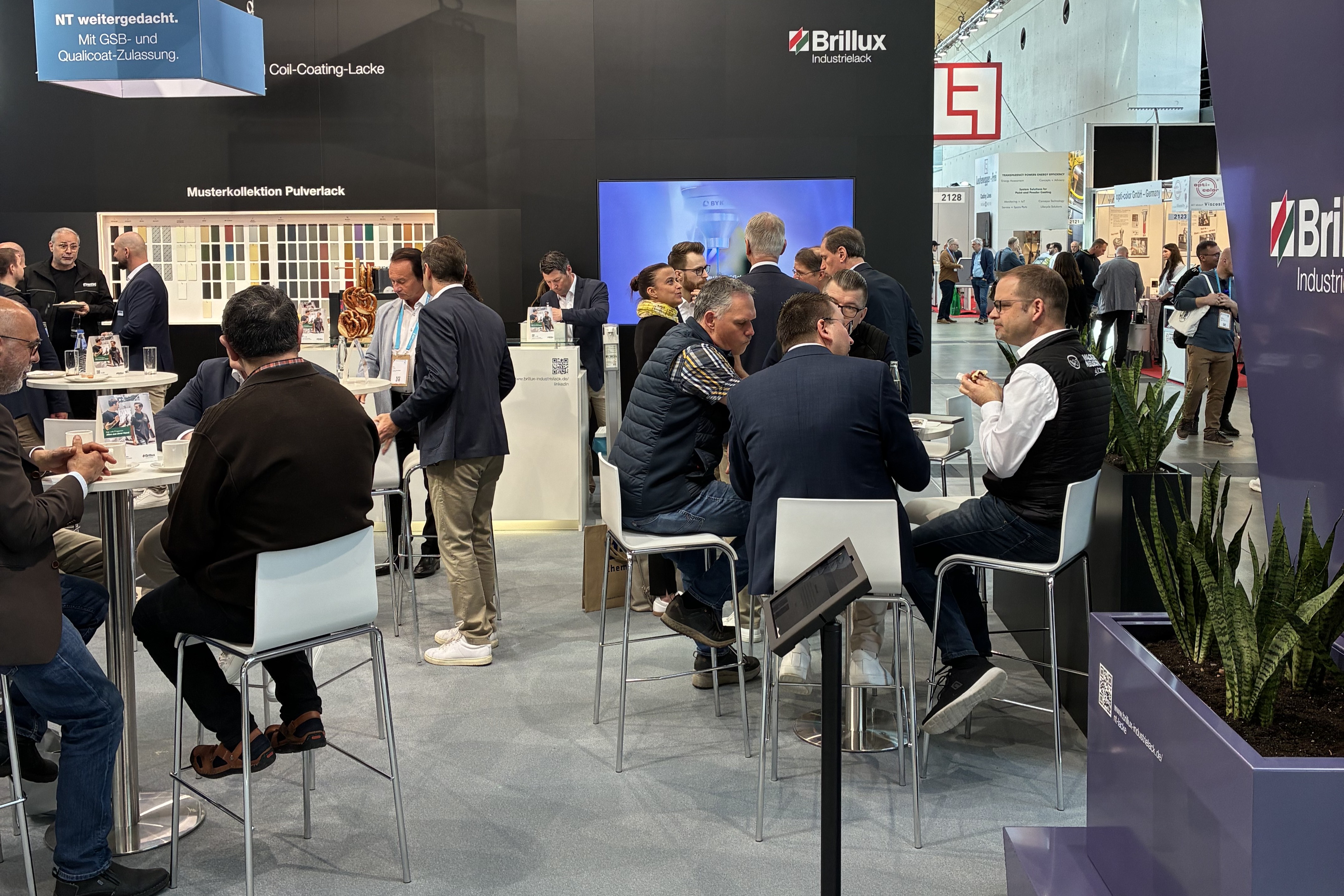 Besucher auf dem Brillux Industrielack Messestand